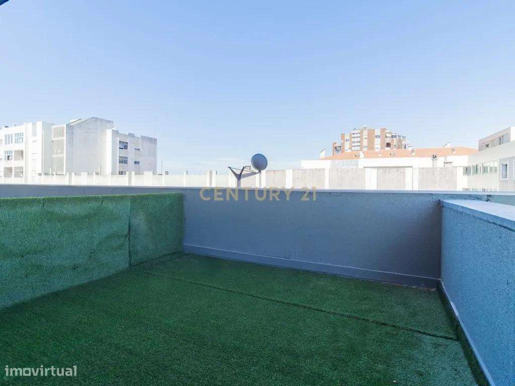 Apartamento Remodelado com Terraço no Cristal Atrium – Centro da Marin-6