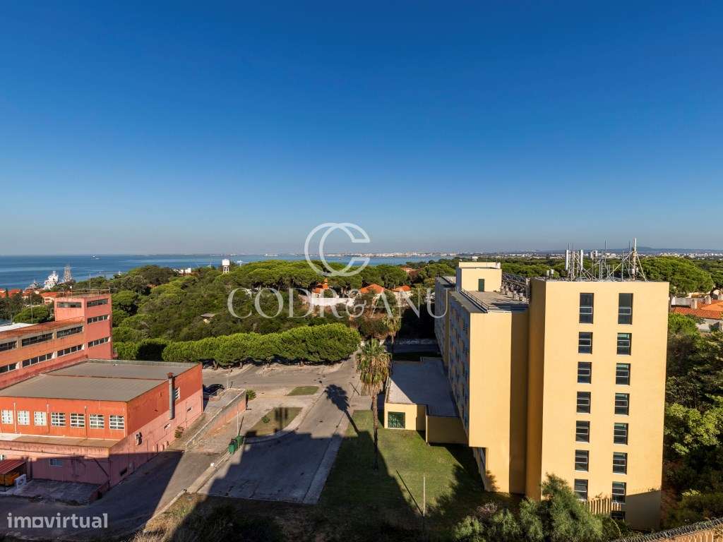 T2 Remodelado em Almada com Vista Rio e Lisboa-18