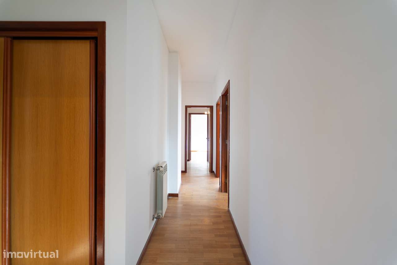 T5 Penthouse na Av Fernão Magalhães - Centro do Porto com Terraço-9