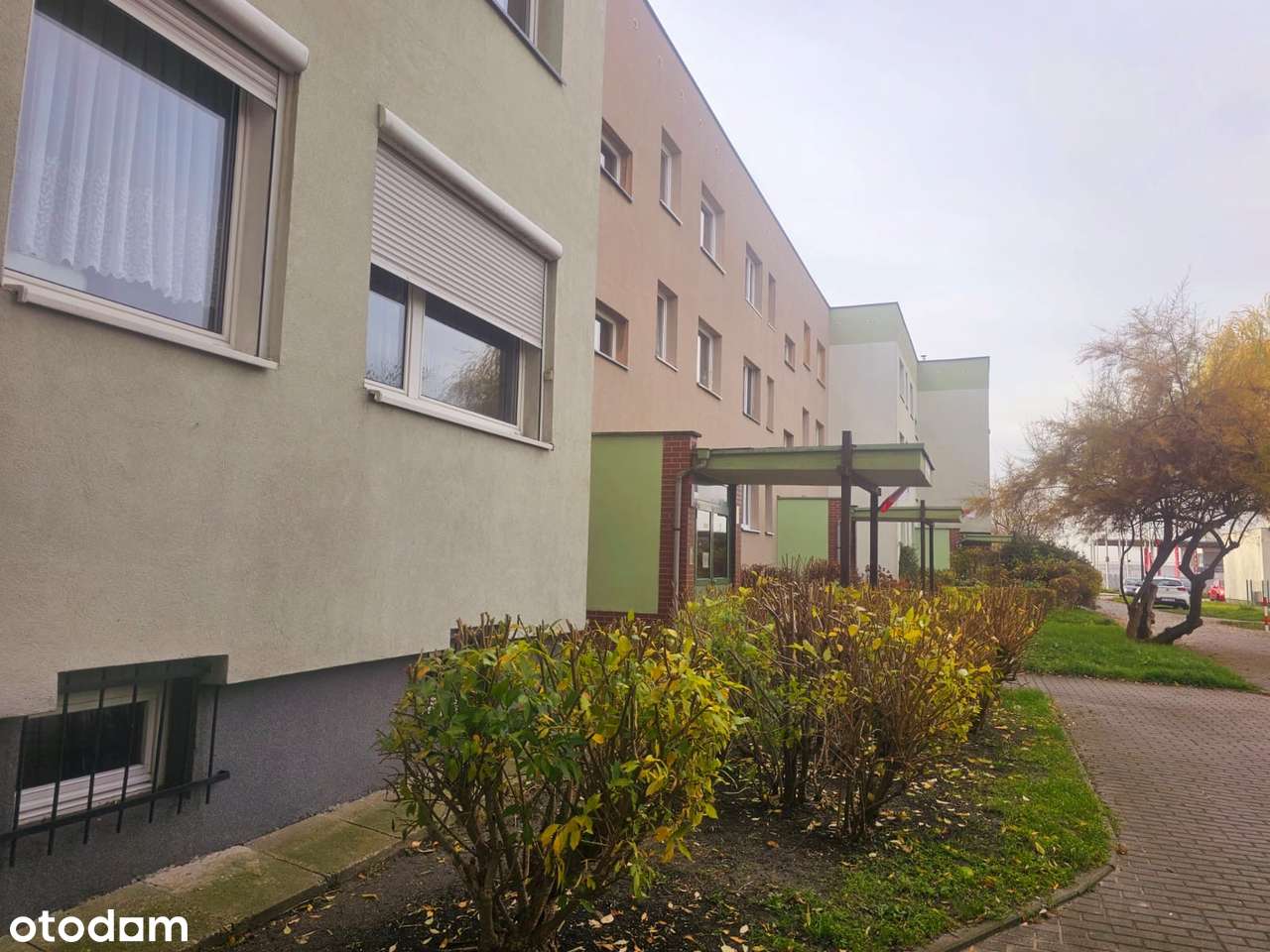 Kawalerka na wysokim parterze w niskim bloku. Duży balkon.-0