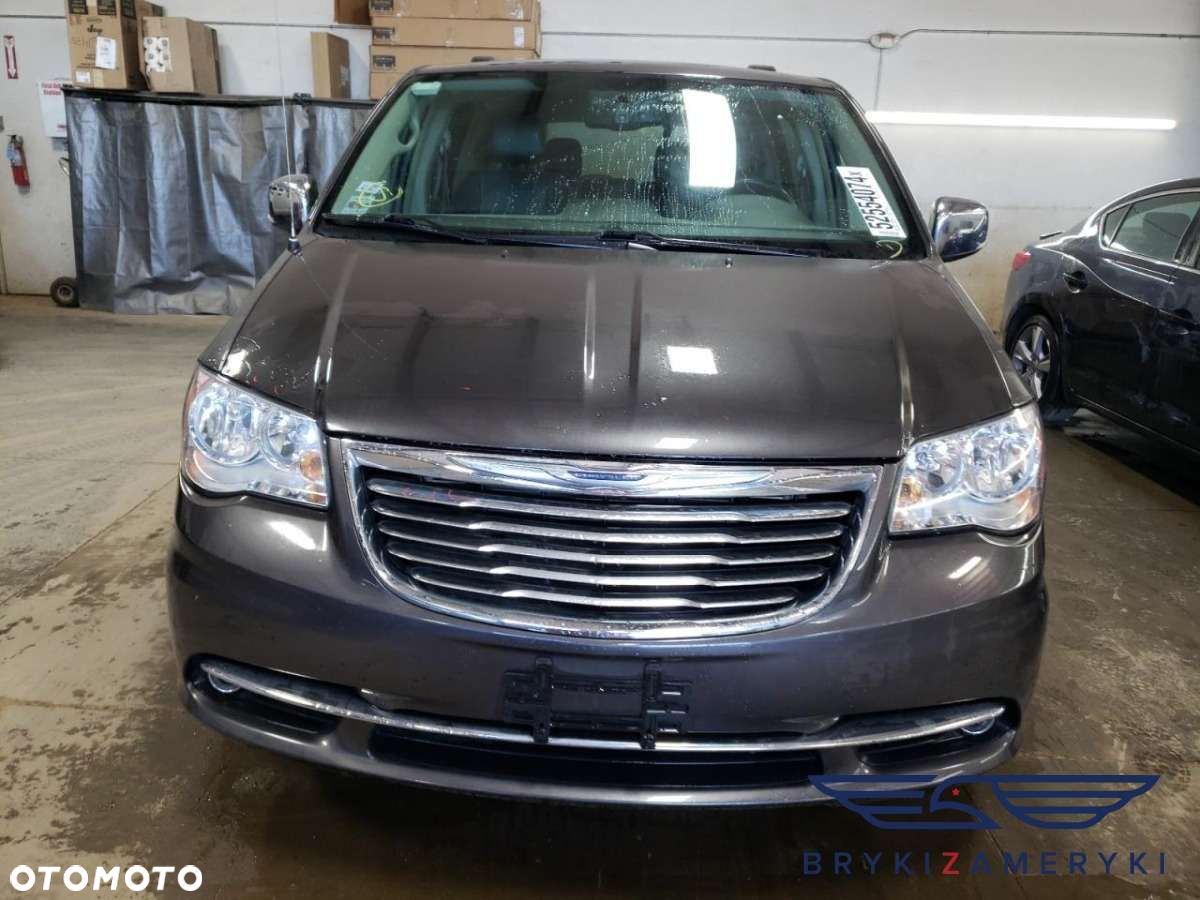 Chrysler Town & Country - 6