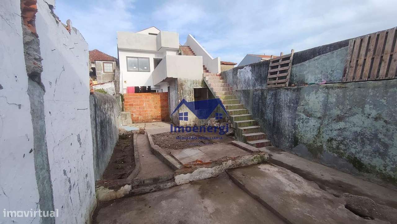 Moradia Bi-Familiar T1+1 e T4 - Azurara-1
