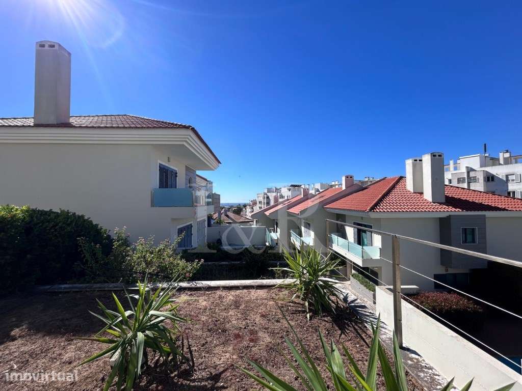 Moradia T3 renovada em condomínio com piscina no Estoril-12