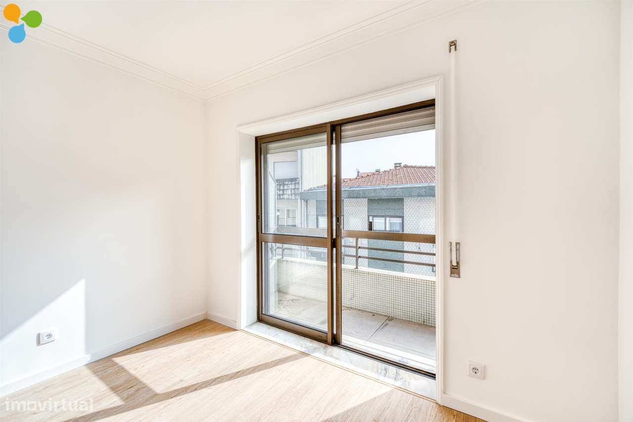 T2+1 Renovado com Varandas e Lugar de Garagem | Próximo da Rotunda da-17