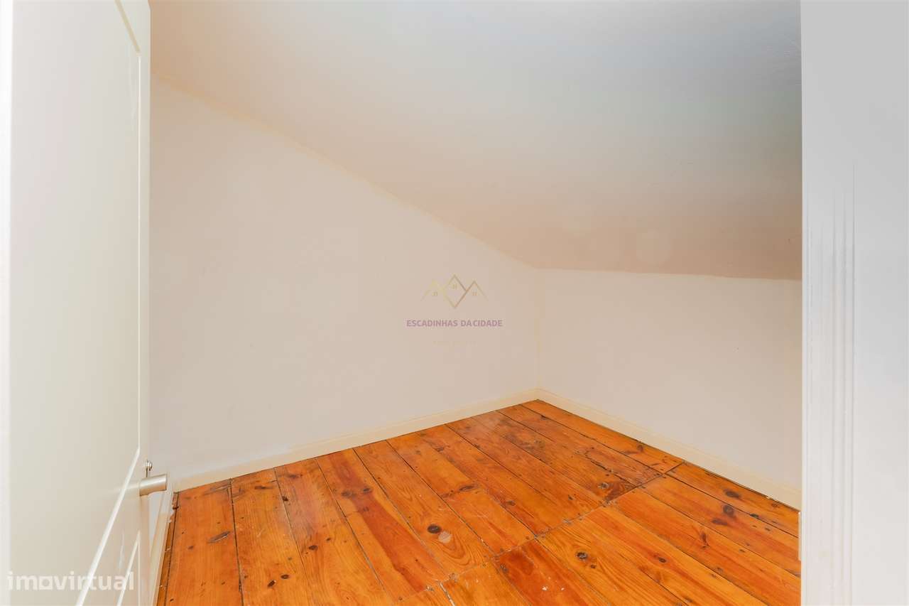 Elegância na Lapa: T2+2 com Alma e Vista Desafogada-11