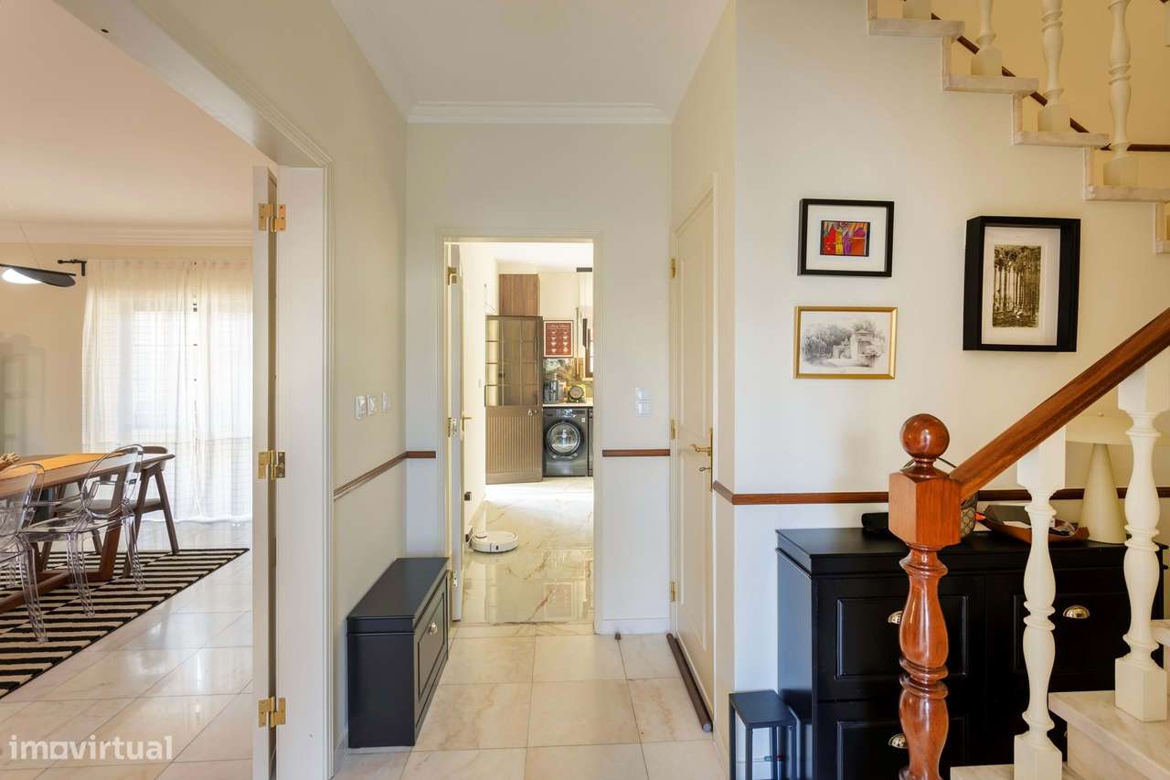 Moradia remodelada com jardim, garagem e vista desafogada, Algueirão,-20