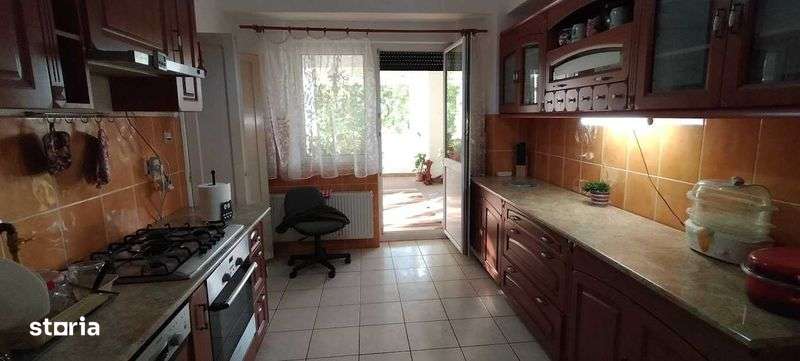 Vand apartament extra spatios, cu garaj - Imagine principală: 5/7
