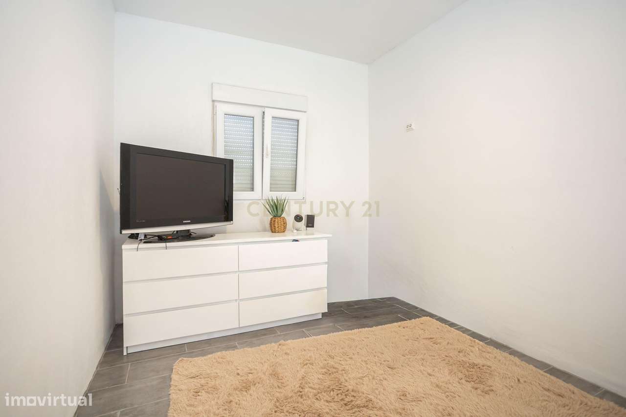 Moradia T2 Renovada com Quintal e Jardim – O Refúgio Ideal para Viver-12