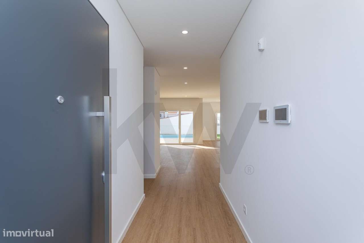 Moradia T4 Térrea de Luxo com 3 Suítes, Piscina Privada e Domótica - Grande imagem: 3/57