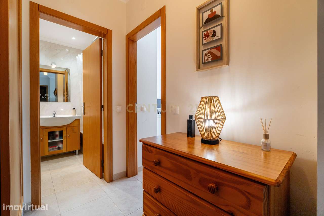 Excelente apartamento T2 com varanda ampla, piscina e campo de ténis.-16