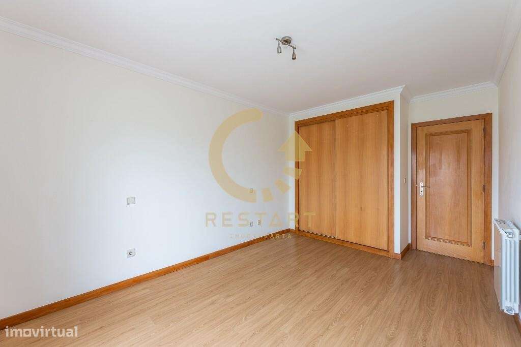 Apartamento T3 com excelente exposição solar, box fechada e junto ao m-6