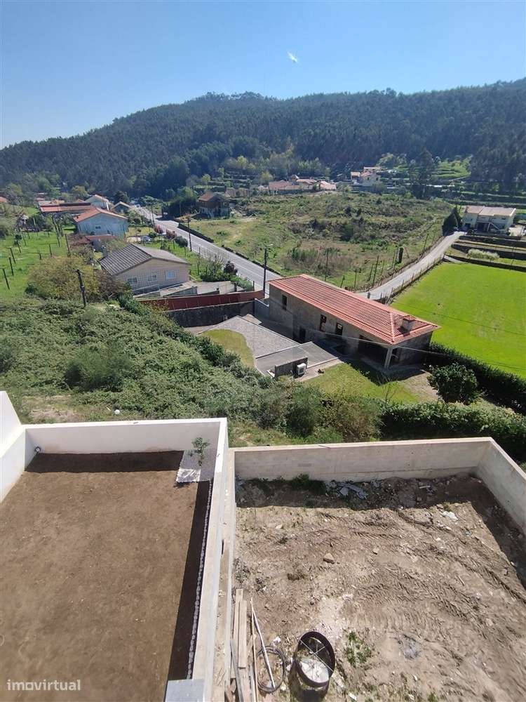 Viva Acima de Tudo: Moradia T3 com Magnífico Terraço Panorâmico-12