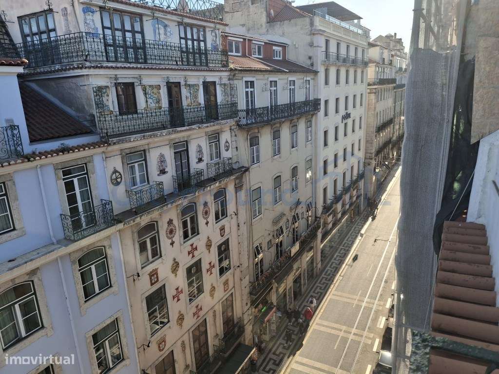Apartamento T3 na Rua dos Fanqueiros, com vista para o Castelo de S...-11
