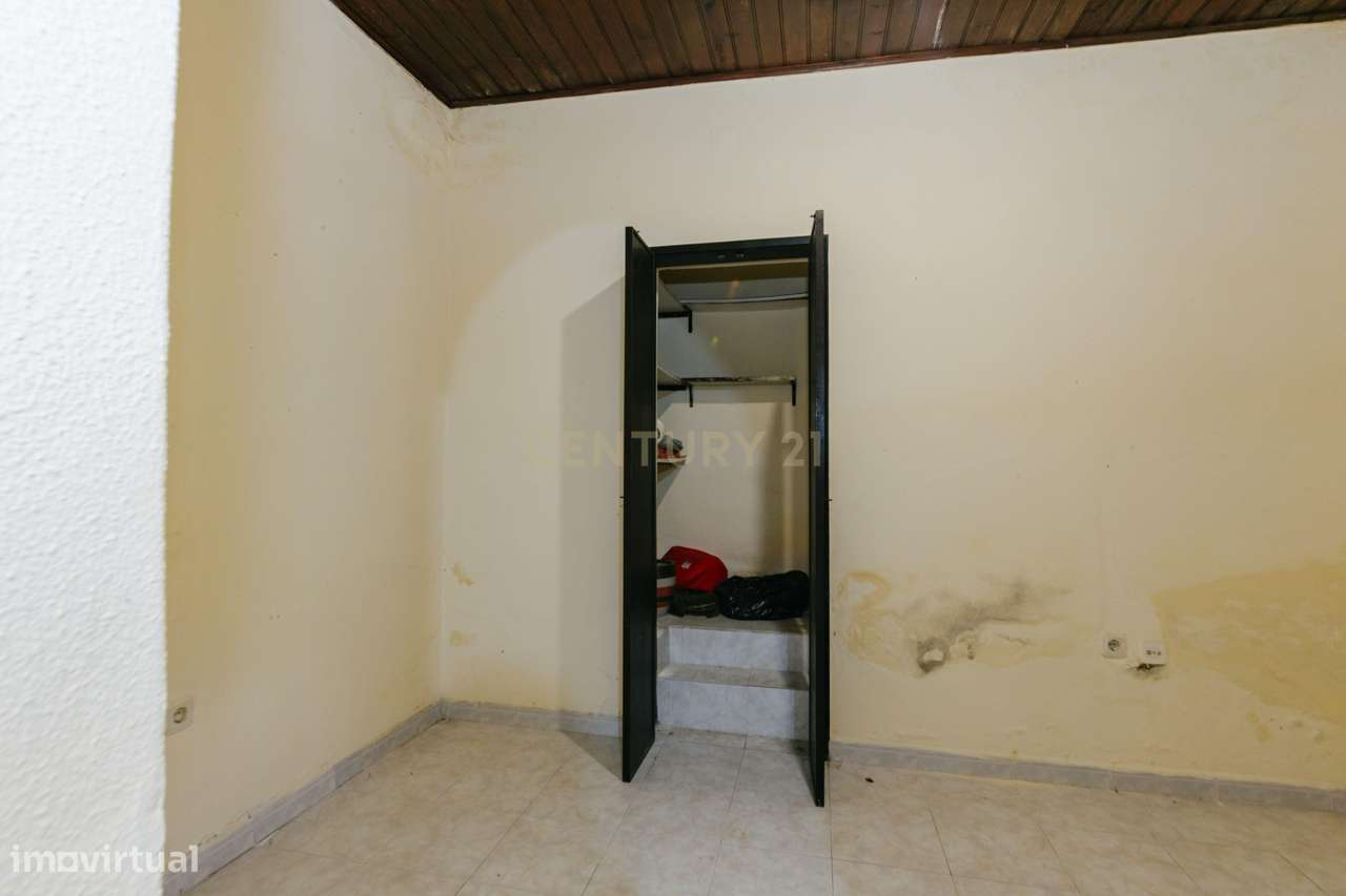 2 moradias para recuperar, com terreno, em Alverca.-12