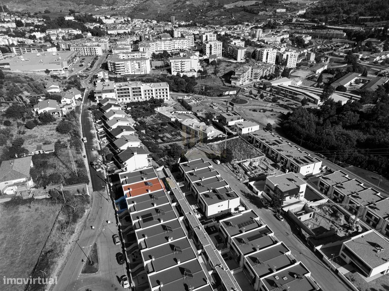 Moradia T4 de Luxo / Centro de Lamego / Jardim e Garagem-32