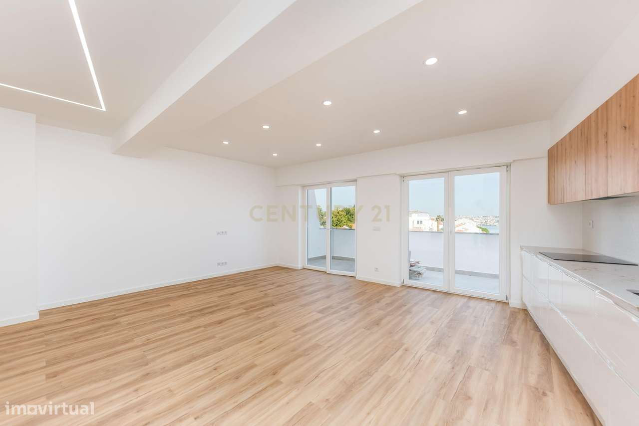 T2 Totalmente Remodelado com Terraço — Almada Centro. - Grande imagem: 2/33