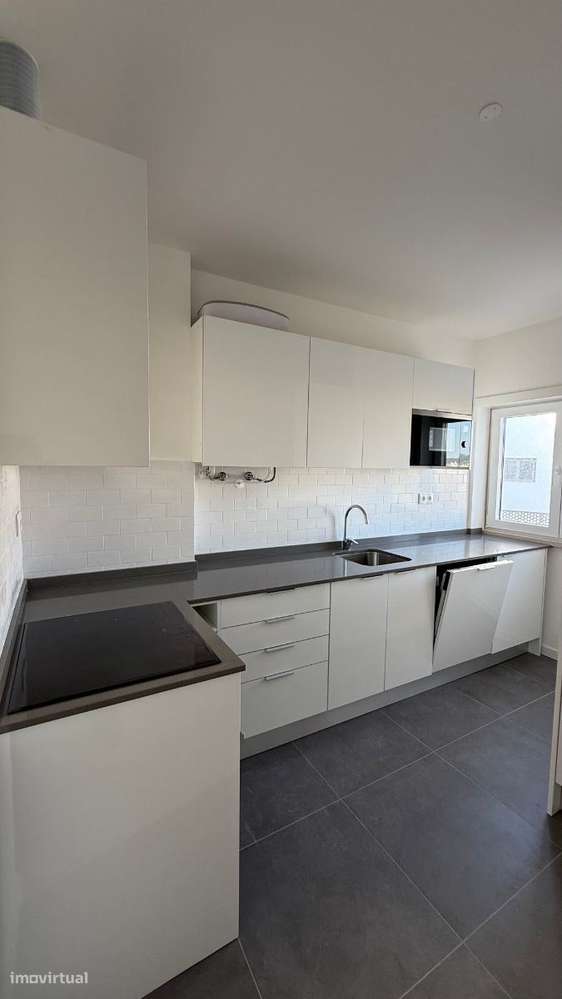 Apartamento T0 com parqueamento e vistas de mar-21