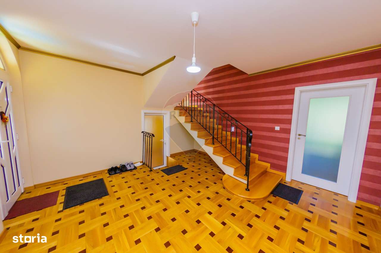 Vilă cu 5 camere de închiriat - Imagine principală: 4/20