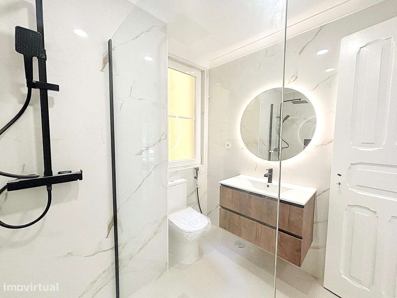 T3 totalmente remodelado com varanda na Av. General Roçadas!-15