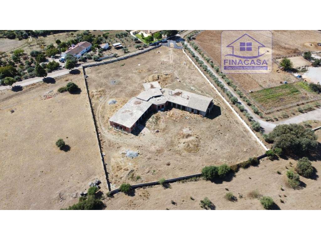 Terreno com moradia situado numa zona sossegada - Brejos(Elvas)-17