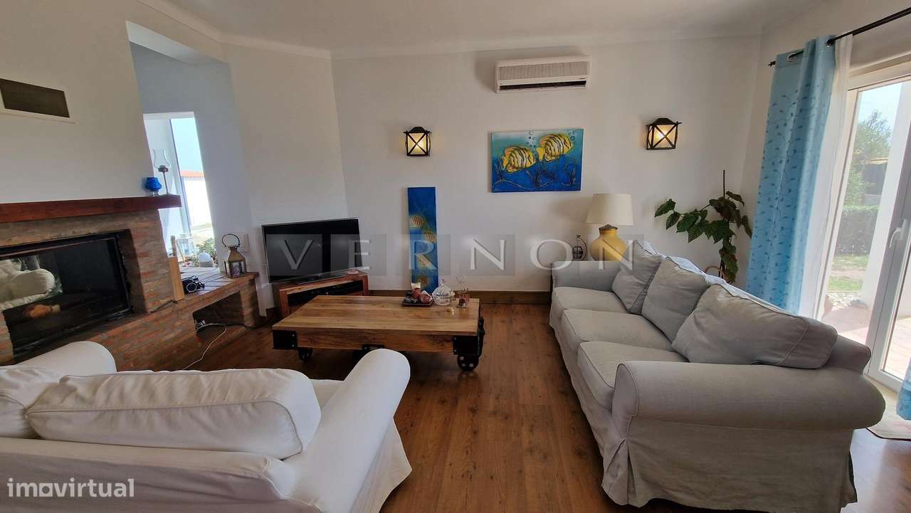 Charmosa e espaçosa moradia com 3 quartos e piscina para venda entre L-13