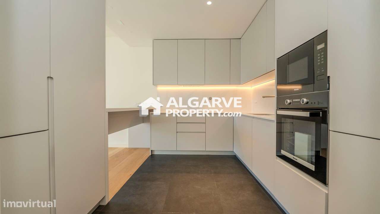 Luxuoso apartamento T2 novo em frente à Praia de Quarteira, Algarve - Grande imagem: 3/21
