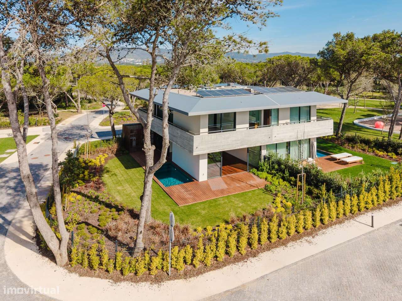 Elegante Moradia T3 no Sandwoods com Piscina Privativa e Jardim-25