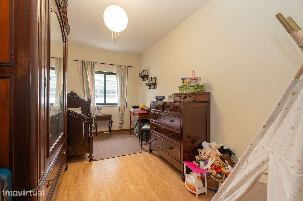 Apartamento T3 com áreas generosas-26