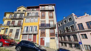 Prédio  com Duas  frentes em Plena Zona Histórica na Baixa do Porto