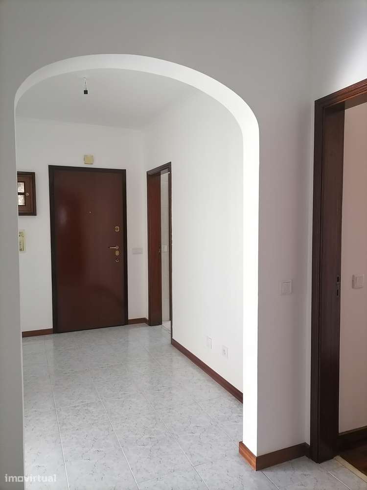 T3 Centro de Queijas, Oeiras. Com Parqueamento e Arrecadação.-13