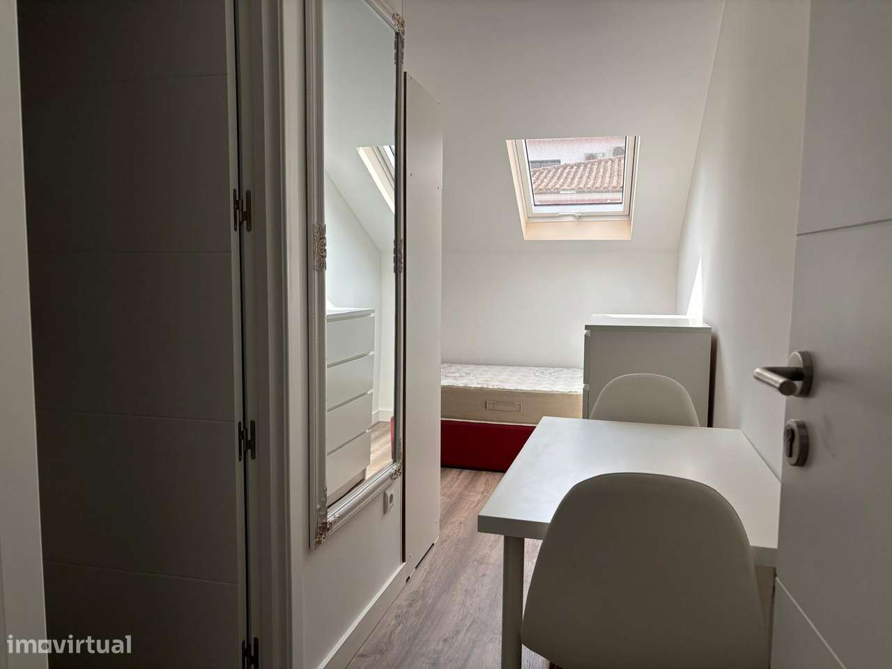 Quarto, Coimbra (Sé Nova, Santa Cruz, Almedina e São Bartolomeu), Rua da Sofia - Grande imagem: 5/17