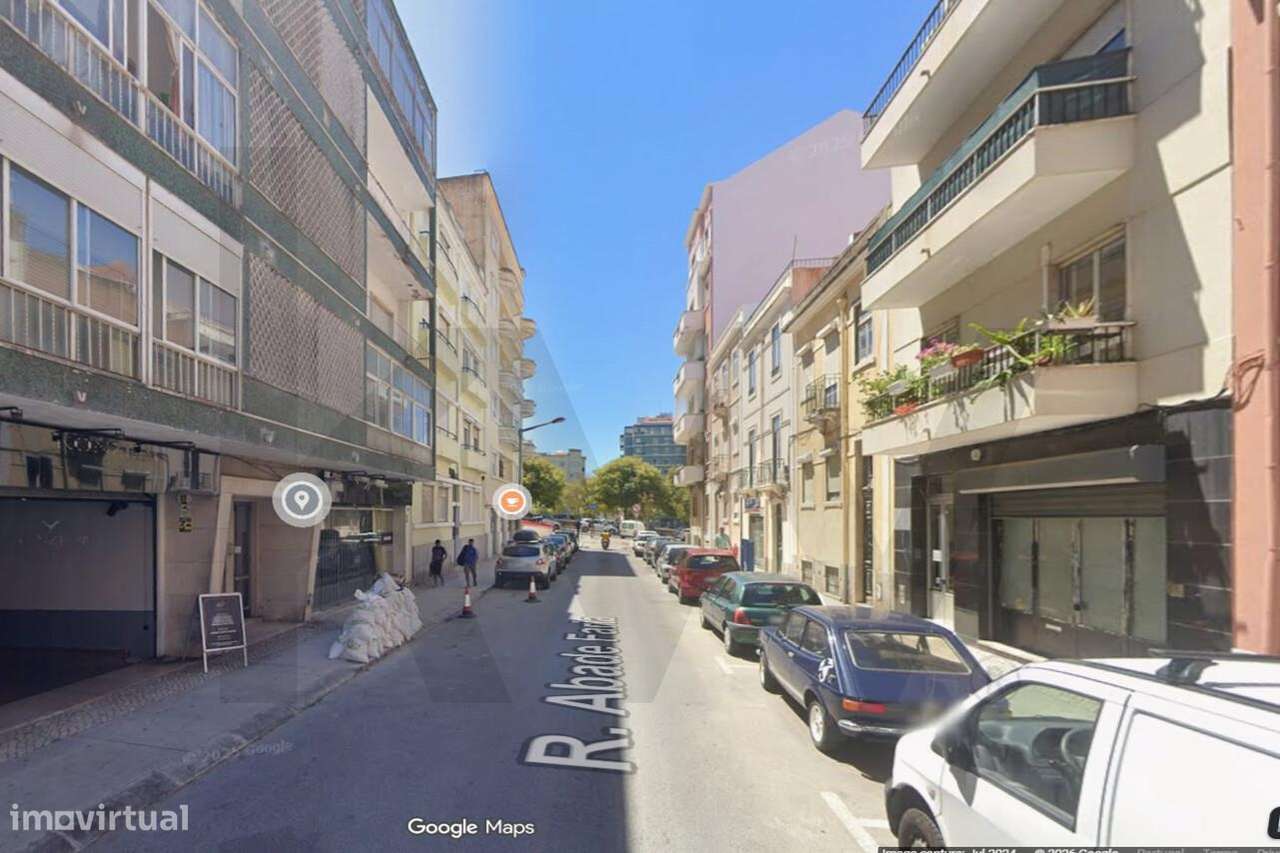 A sua Moradia de Sonho no Coração de Lisboa – Prédio com Jardim Privat-10