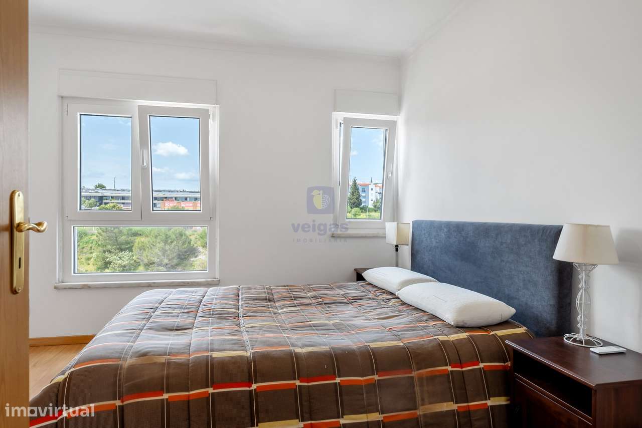 Apartamento T3 Renovado com Vista Rio-10