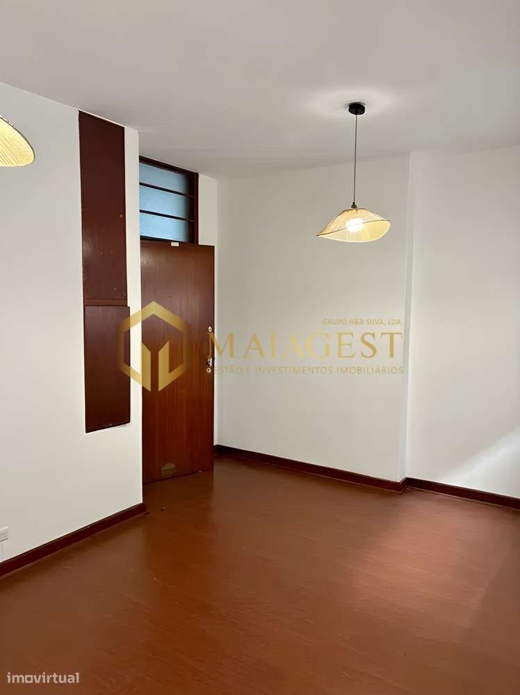 Escritório Renovado com Luz Natural no Centro do Porto - Grande imagem: 2/3