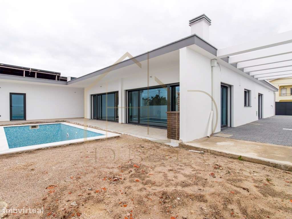 Luxuosa Moradia Isolada T4 Com Piscina Fernao Ferro