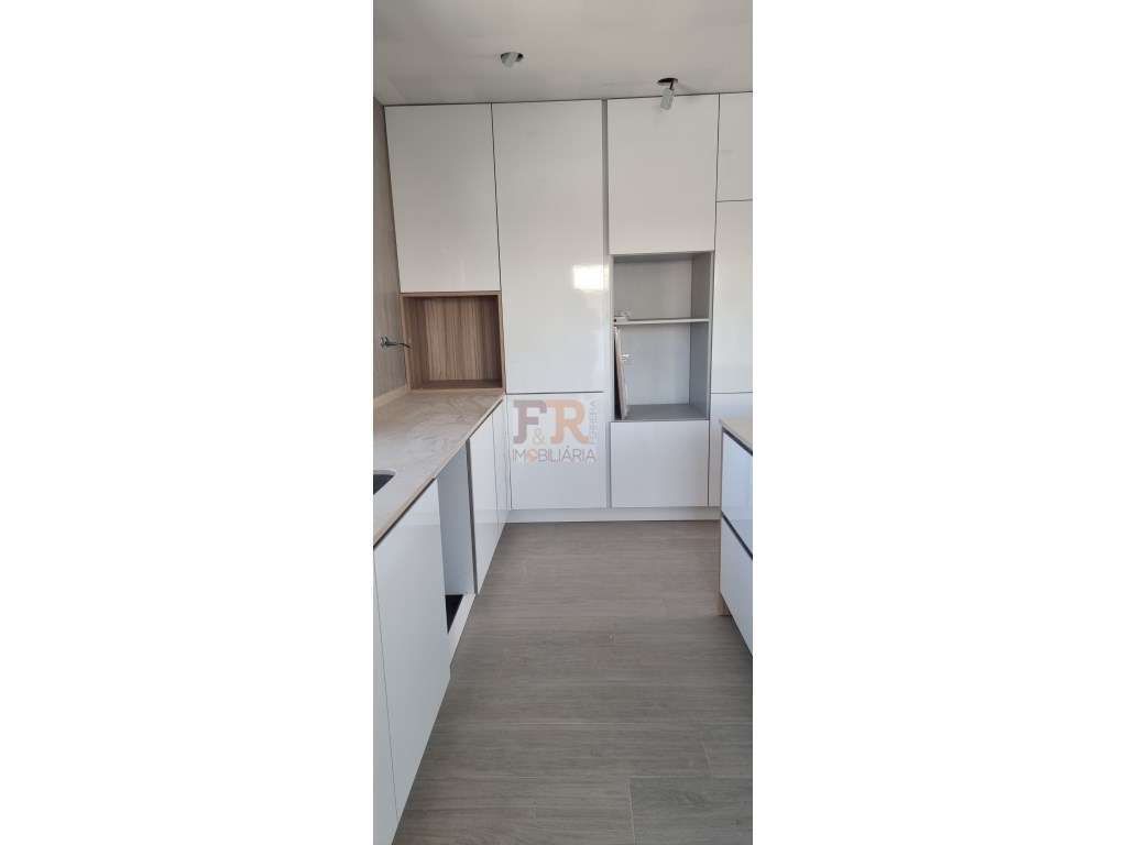 Moradia T4 com Garagem. Fernão Ferro - Grande imagem: 4/27