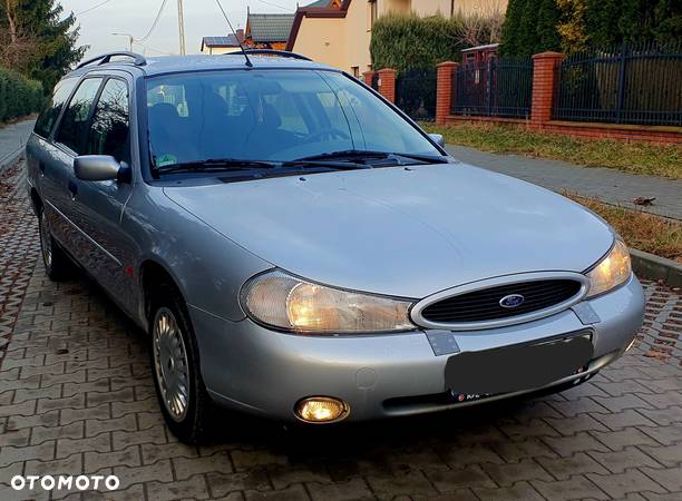 Ford Mondeo 2.0 CLX - 10