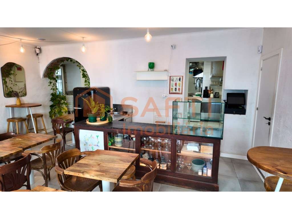 Trespasse de restaurante em rua movimentada de Alcântara - Grande imagem: 4/21