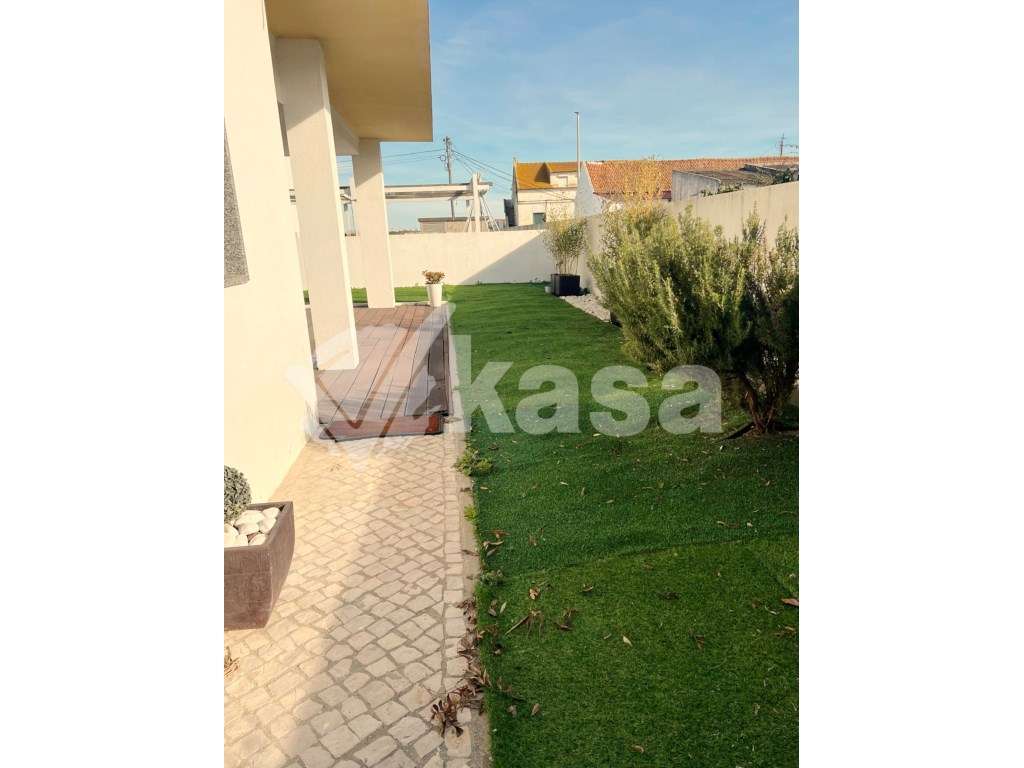 Moradia Isolada T4 com Jardim e Garagem em Santo António da Charnec...-21