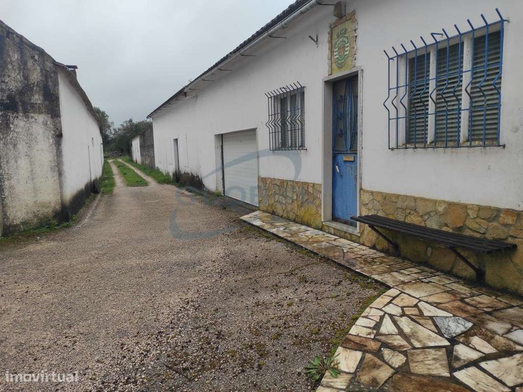 Moradia T5 com Grande Terreno Plano, Garagem, Anexos e Elevado Pote...-21