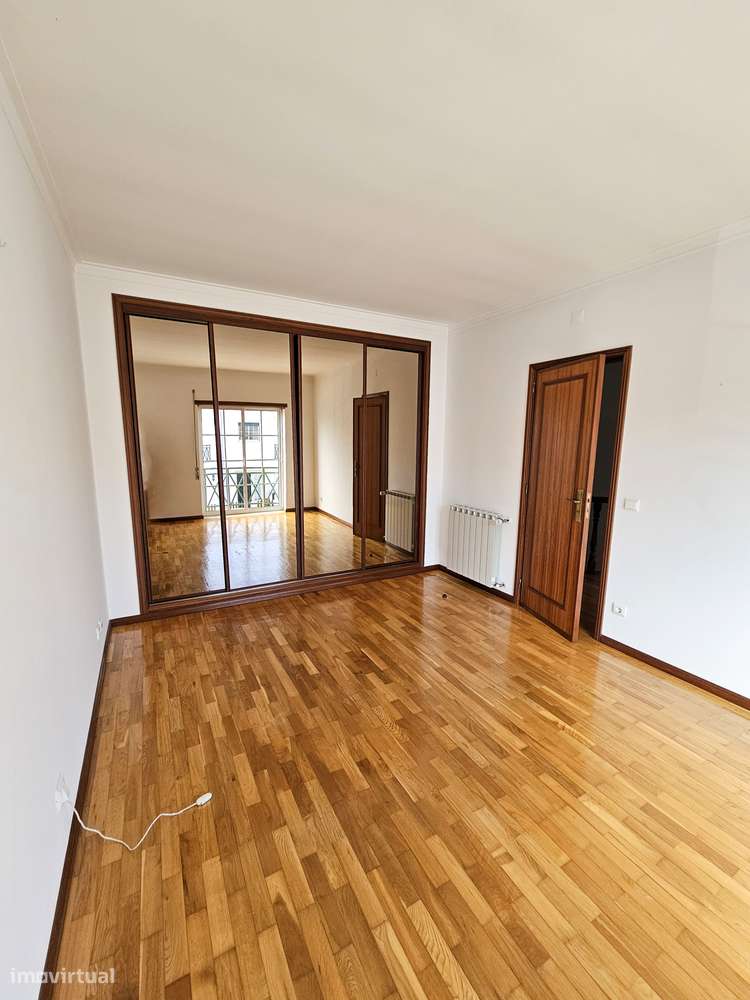 Moradia T5 com terraço e garagem, pronta a habitar-17