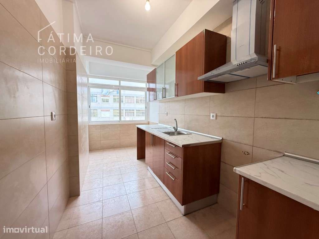 T4, situado no centro de Almada, a poucos minutos a pé da Praça São... - Grande imagem: 5/20