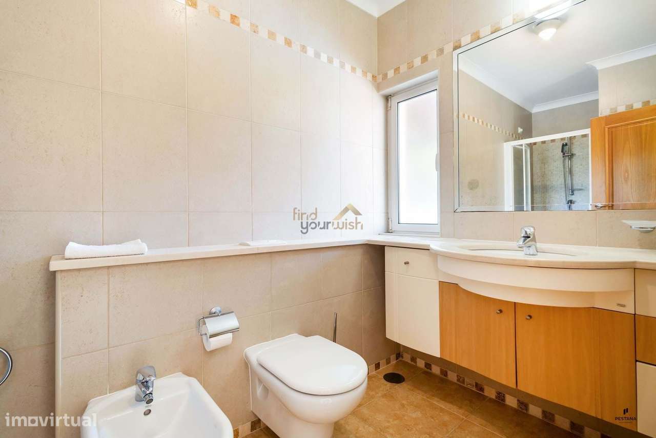 Moradia T4 com piscina, único piso,  com acesso direto ao exclusivo Ca-13