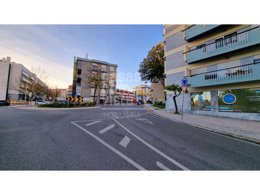 Apartmento T3+1 encontra-se situado numa das zonas mais nobres e ce...-10