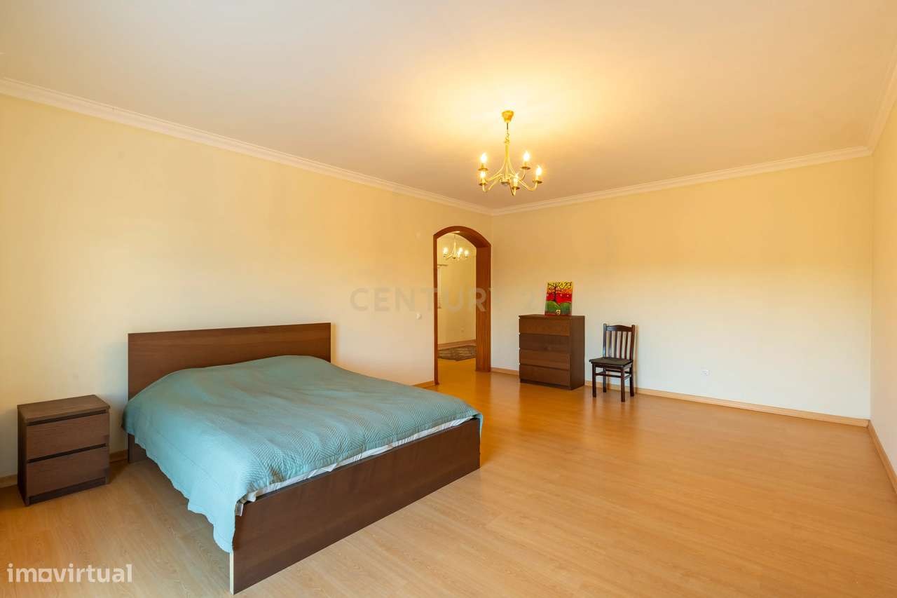 Espaço, conforto e qualidade — Moradia T4 no Vale da Rosa-11