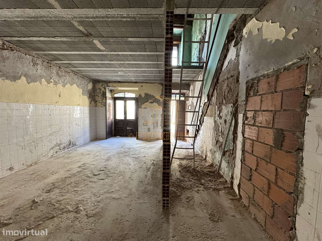 Moradia p/ restaurar c/ vista mar-19