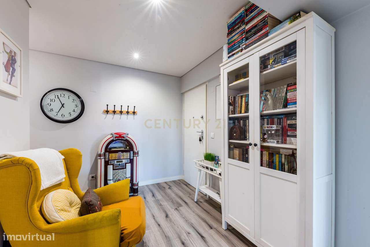 Apartamento T2 com Varanda em Encosta do Sol, Amadora-3