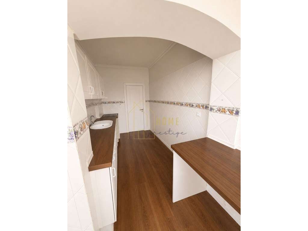 Apartamento T2 Remodelado na Amora (Seixal)-0