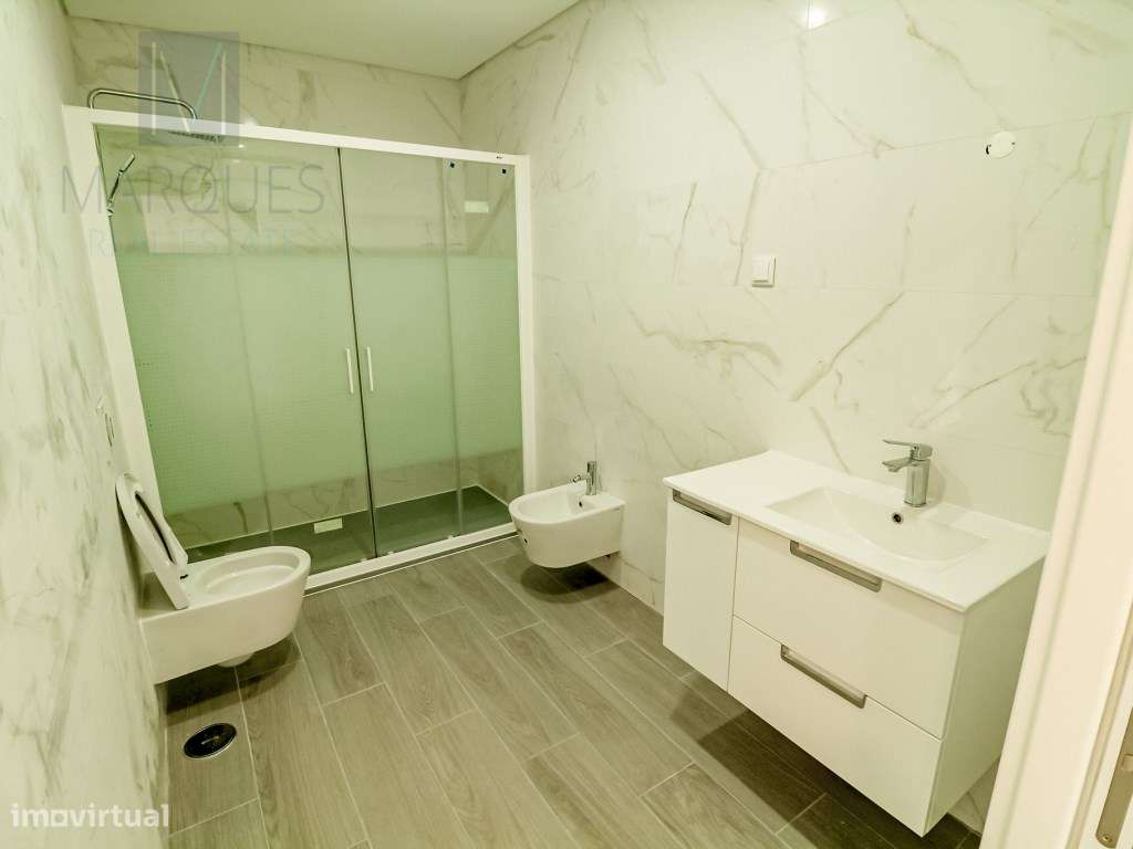 Moradia V2+2 com garagem em Vale de Milhaços - Corroios-10