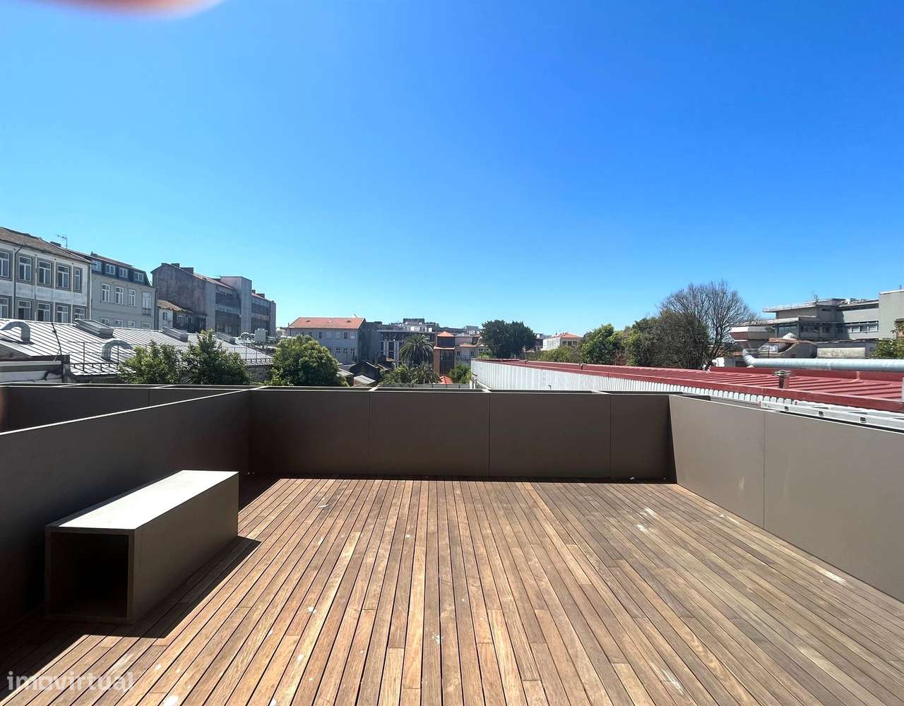 T0 c/ mezanino, varanda e terraço, zona nobre da baixa do Porto - Grande imagem: 3/33